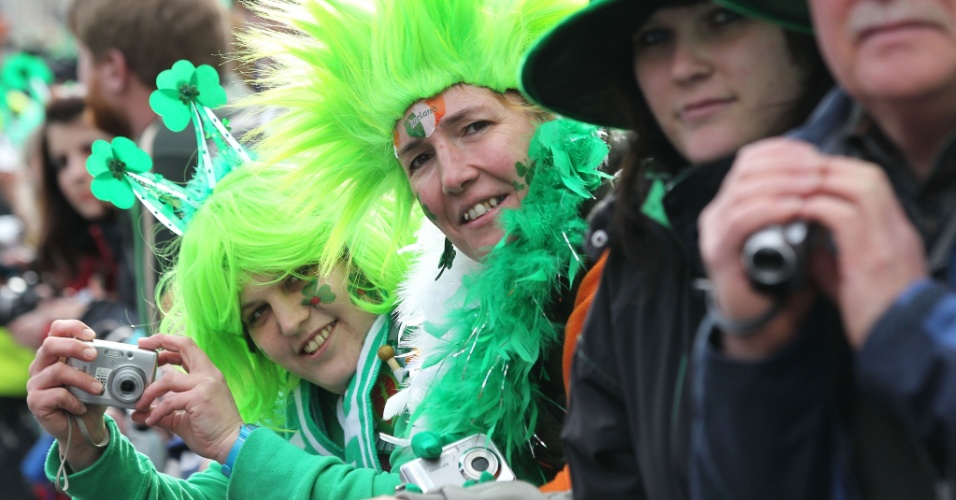 Vestidos à caráter, público prestigia parada em celebração ao dia de São Patrício, em Dublin, Irlanda. Mais de 100 paradas acontecem na capital irlandesa na data e a cidade espera a participação de mais de 650 mil pessoas (17/3/2012)